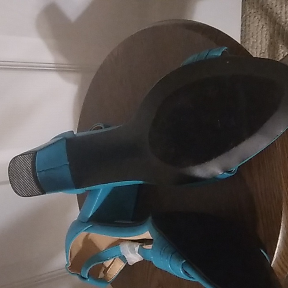 Shoes - Picture 4 of 4